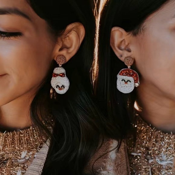 🌼 Beaded Santa Claus and Mrs. Claus Dangle Pair Earrings - Picture 2 of 5